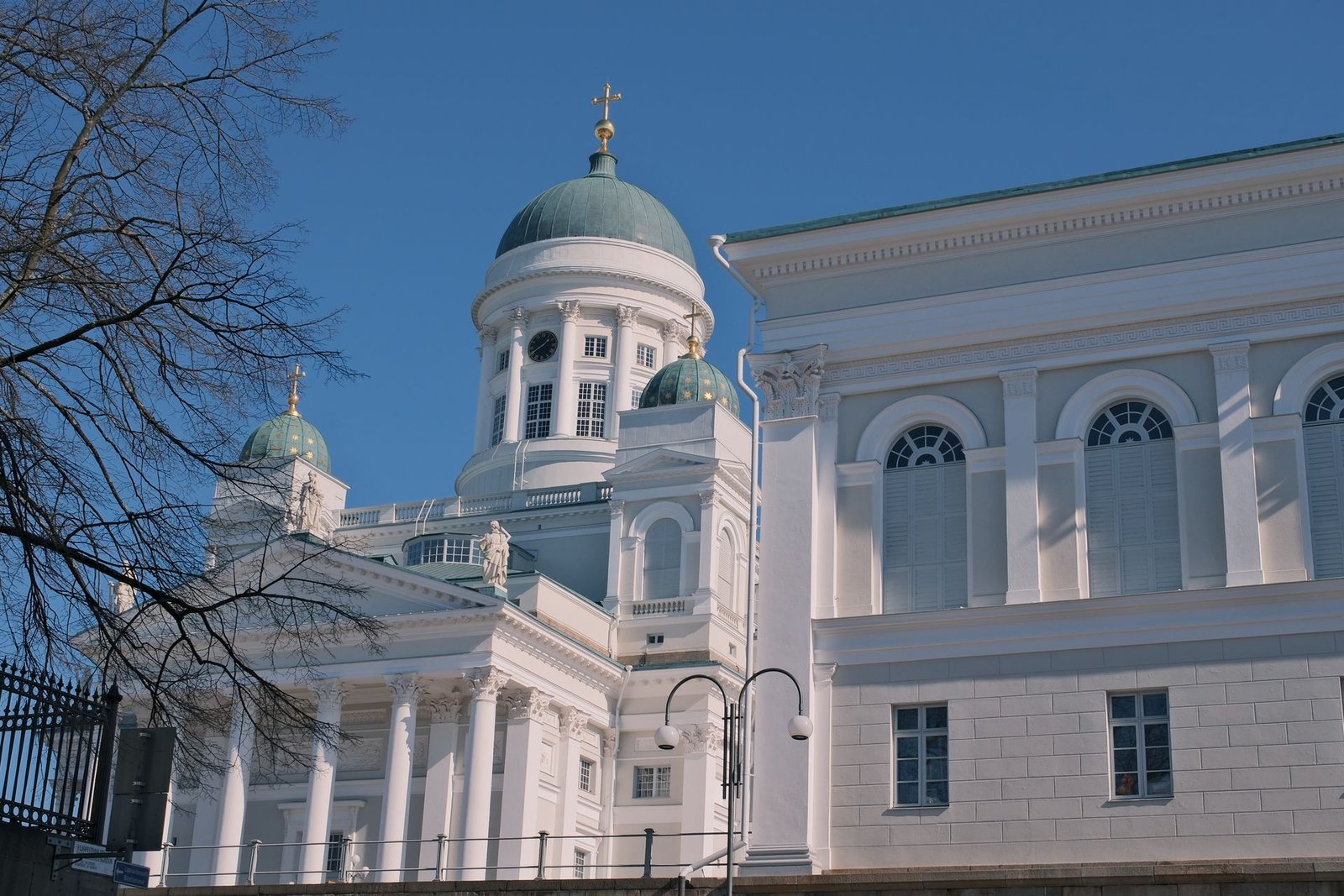 Helsingin tuomiokirkko kirkkaana päivänä
