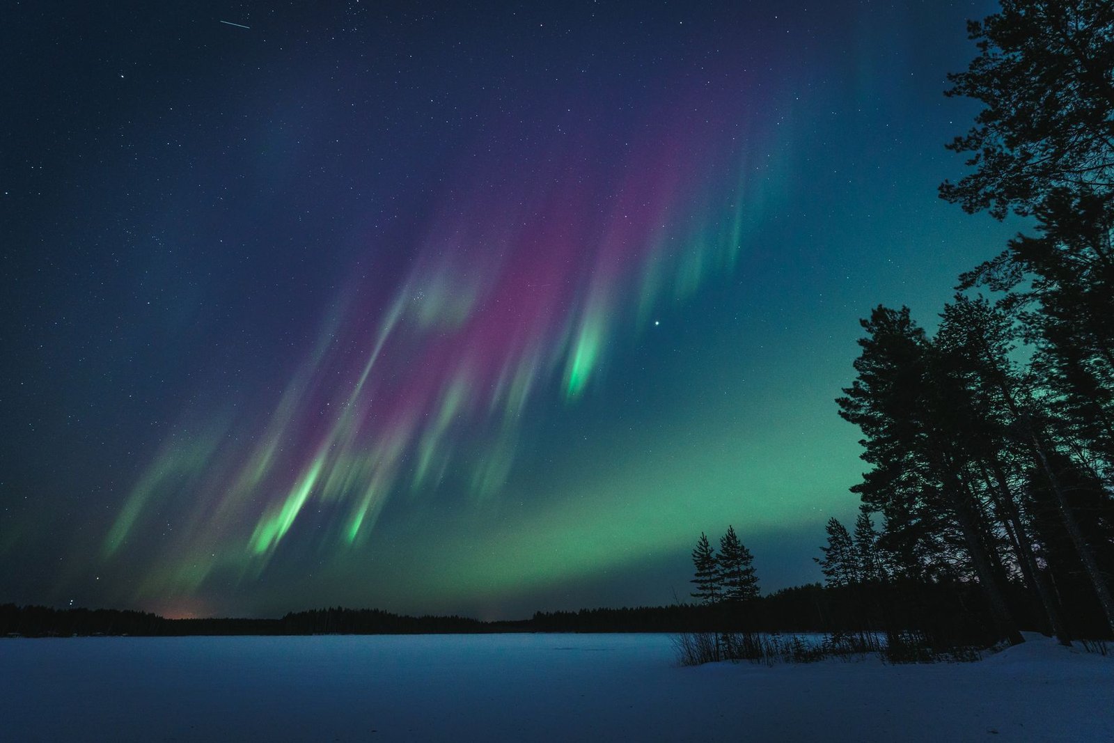 Revontulet järven yllä Oulussa