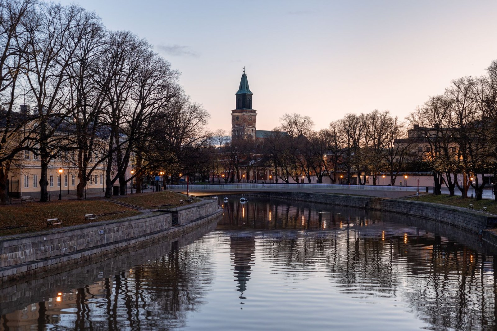 Turun tuomiokirkko ja Aurajoki iltahämärässä